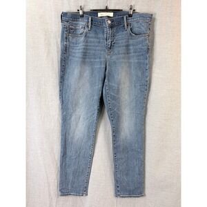 Gap 1969 Real Straight Jeans Women's 33R Light Wash High‎ Rise Straight Leg